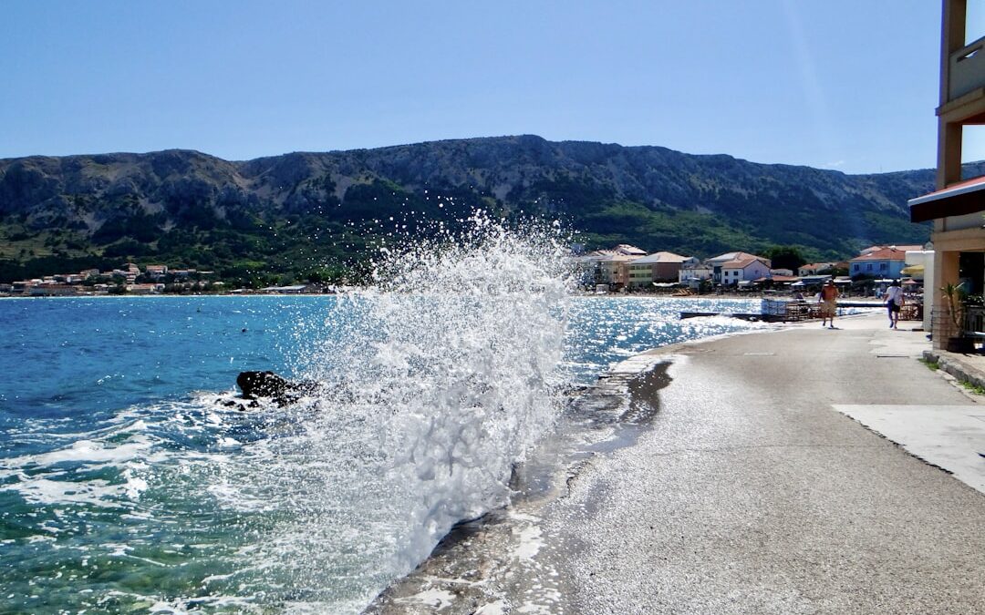 Stranden met helder water in en rond Rijeka