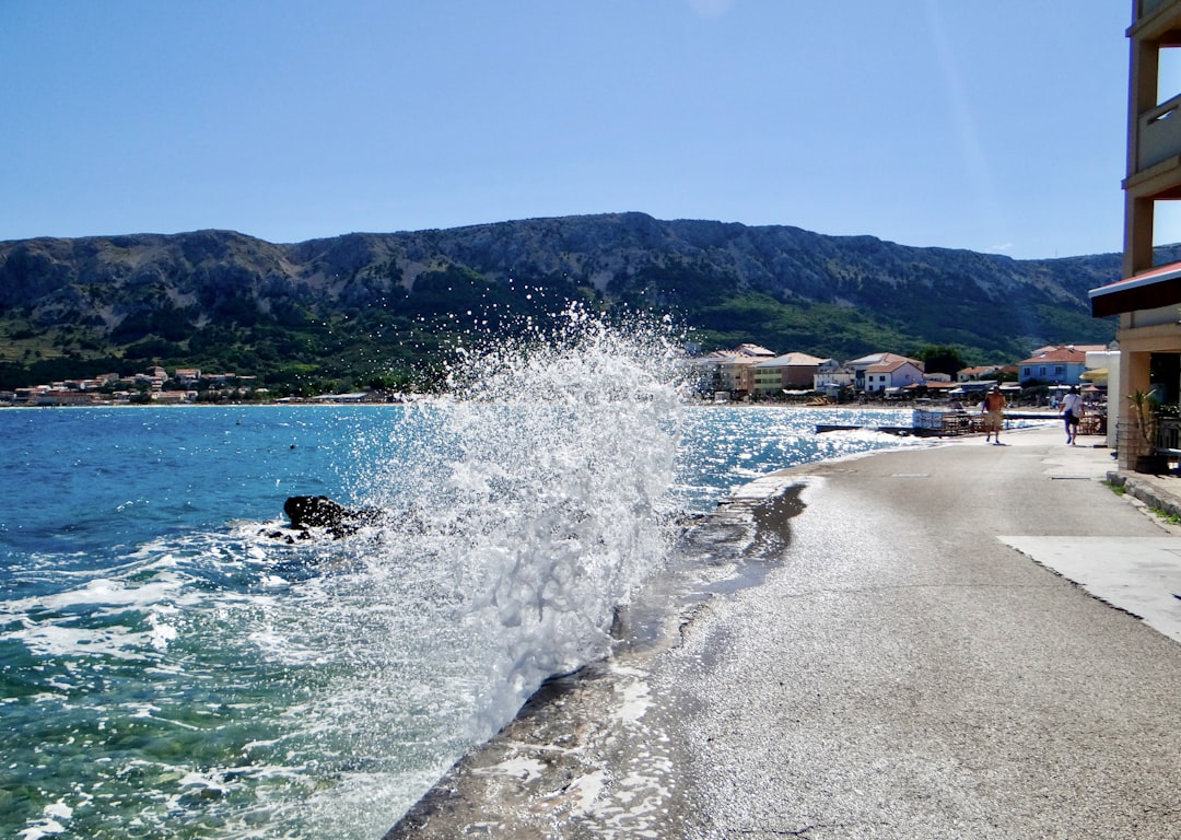 Stranden met helder water in en rond Rijeka